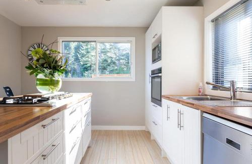 Closeburn House | Idyllic Cottage Retreat with Spa & Breathtaking Lake Views