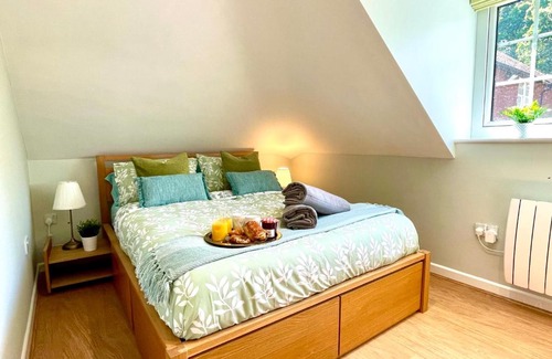 New Forest District Apartment | Romantic Couples Forest Escape - Close to Burley & Great Dining