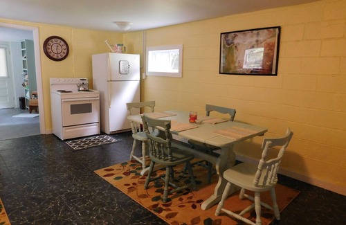 Lindside Cottage | Inviting Cottage Retreat on Peter's Mountain - Pet Friendly