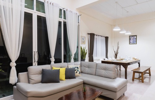 Khuan Khanun House | Cozy Family Getaway with Scenic Paddy Field Views