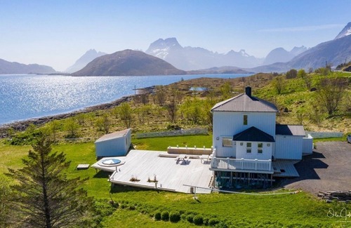 Flakstad Villa | Inviting Private House by the Fjord with Oceanfront Views