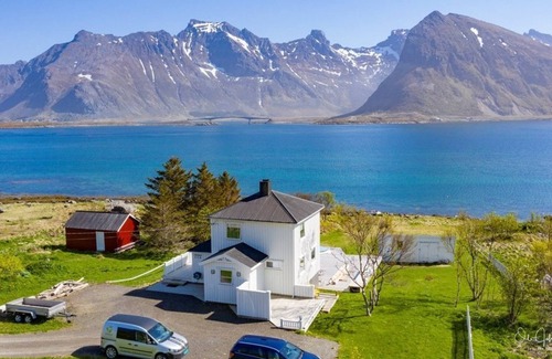 Flakstad Villa | Inviting Private House by the Fjord with Oceanfront Views