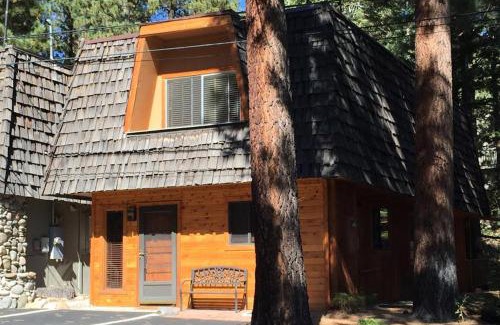 Incline Village House | Inviting Incline Village Townhome - Steps from Ski Beach