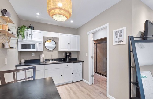 Grafton Cottage | Cozy Retreat with Private Deck, Fire Pit & Hot Tub