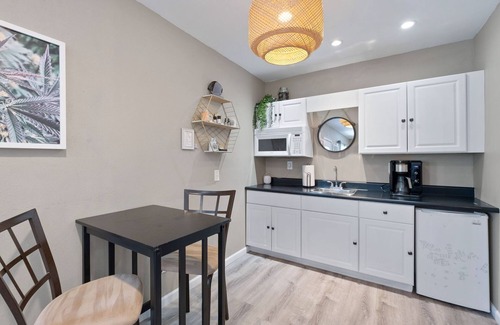 Grafton Cottage | Cozy Retreat with Private Deck, Fire Pit & Hot Tub