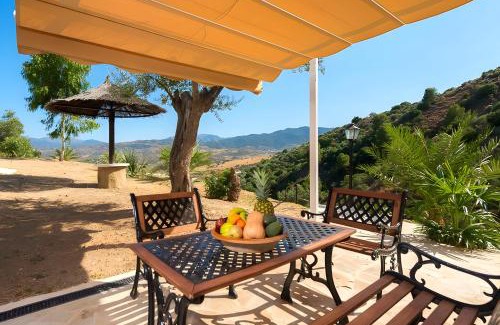 Alozaina Ski Chalet | Relaxing Chalet with Private Jacuzzi & Scenic Pool