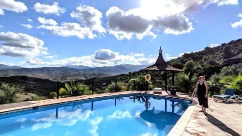 Alozaina Ski Chalet | Relaxing Chalet with Private Jacuzzi & Scenic Pool