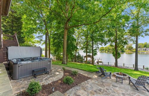 Mayhew House | Sunset Shores Resort: Family-Friendly Retreat with Hot Tub