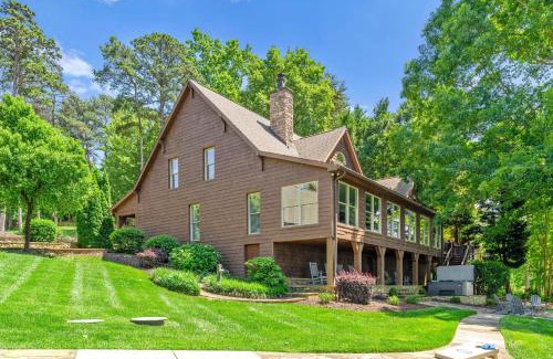Mayhew House | Sunset Shores Resort: Family-Friendly Retreat with Hot Tub