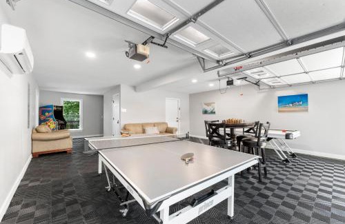 Mayhew House | Sunset Shores Resort: Family-Friendly Retreat with Hot Tub