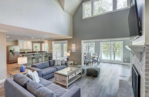 Mayhew House | Sunset Shores Resort: Family-Friendly Retreat with Hot Tub