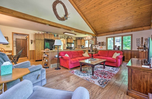 Three Rivers House | Corey Lake Home: Ideal Retreat Near Swiss Valley Ski Resort