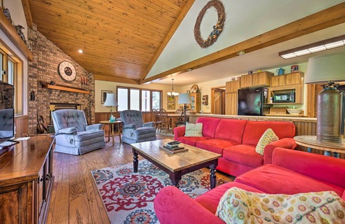 Three Rivers House | Corey Lake Home: Ideal Retreat Near Swiss Valley Ski Resort