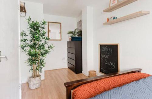 Sands End House | Cozy Private Double Room with En-Suite Bathroom