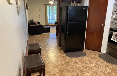 Southeast Houston Apartment | Perfect Retreat: Duplex with King Bed near Houston & Galveston