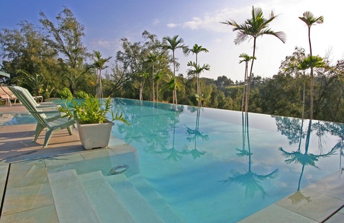 Kapaau House | Elegant Eco-Lodge Retreat with Private Suites and Ocean Views