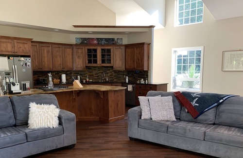 Woodland House | Private & Elegant - Gated Estate in the forest on Cedar Creek