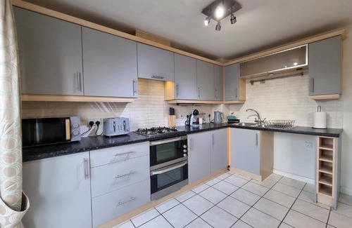 Hamilton House | Cozy Ensuite Room in Modern Home Steps from General Hospital