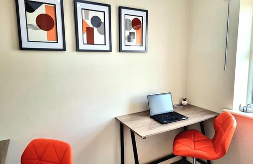 Hamilton House | Cozy Ensuite Room in Modern Home Steps from General Hospital