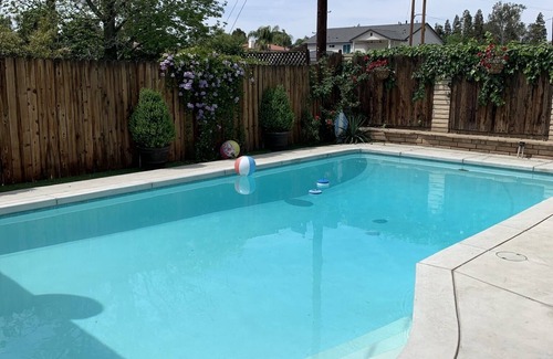 West Park Community House | Private Entrance King Suite with Pool and Breakfast Included