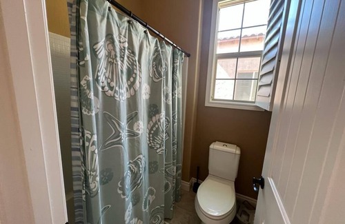 Lines Family Estates House | Convenient Private Room Near Shopping and Entertainment