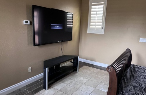 Lines Family Estates House | Convenient Private Room Near Shopping and Entertainment