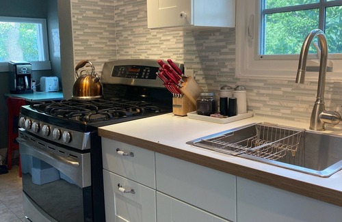 Mapleton Hill House | Guest Rated: 9.8 - Mapleton Hill Bungalow with Private Patio