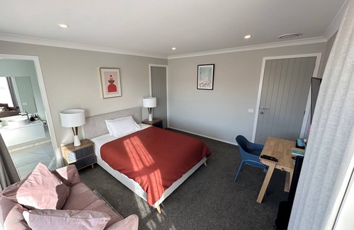 Tawa House | Relaxing Guest Room with Private Entry & Free WIFI