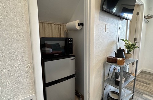 Dupont Apartment | Modern Junior Suite with Private Entry and Breakfast Included