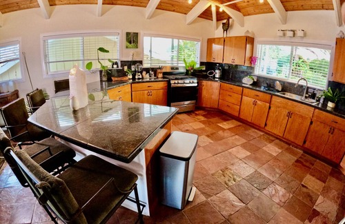 Hakalau House | Family Retreat with Waterfalls, Sauna & Jacuzzi - 10/10 Rated