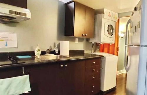 East Credit House | Cozy Executive Suite Near Toronto Airport with Kitchen & Spa