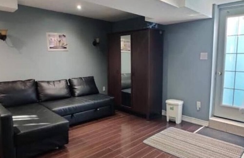 East Credit House | Cozy Executive Suite Near Toronto Airport with Kitchen & Spa