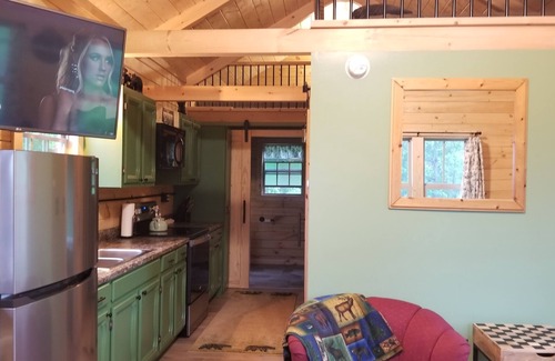 Guilford Cabin | Ideal Family Cabin with Kitchen & Pet-Friendly Perks