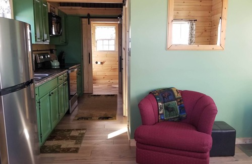 Guilford Cabin | Ideal Family Cabin with Kitchen & Pet-Friendly Perks