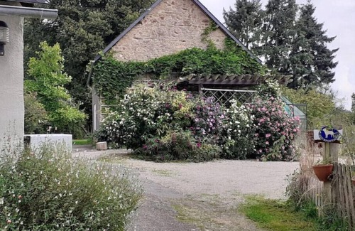 Saint-Pierre-sur-Orthe House | Cozy Farmhouse Retreat for Six in Serene Countryside