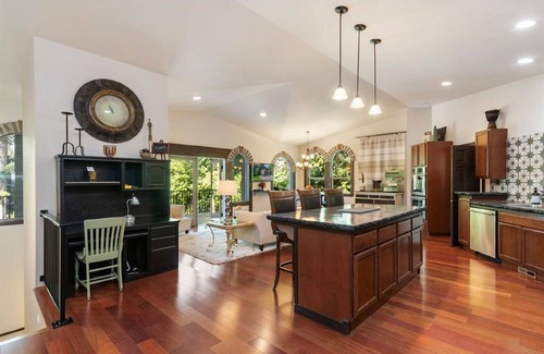 Burley Apartment | Secluded Treehouse Oasis on Burley Lagoon - 10/10 Rated!