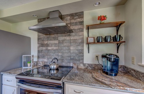 Harlow House | Ideal Retreat with 2 King Beds & Fenced Backyard Near Autzen
