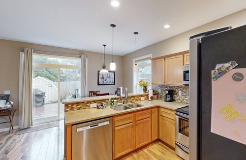 Troutdale House | Cozy Retreat with Game Room & Hot Tub Near Historic Downtown