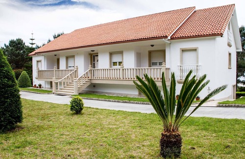 Carnota Apartment | Beachfront Bliss with Private Garden & Ocean Views