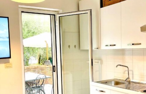 Deiva Marina Cottage | Charming Cottage Retreat with Private Garden by the Sea