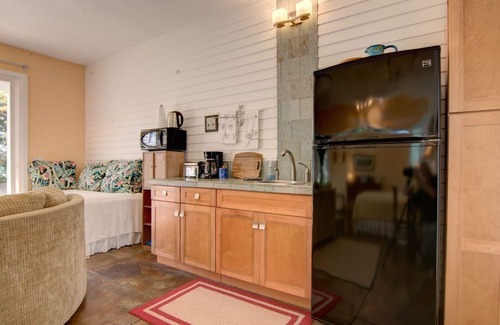 Pepeekeo Cottage | Enchanting Garden Cottage Steps from the Botanic Gardens