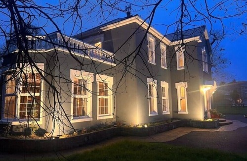 Ennis House | Privately Gated Home with Spa & Hot Tub - Sleeps 10