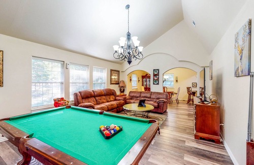 Gordonville House | Private Gated Home on 5 Acres near Lake Texoma - Dog-Friendly Yard & Firepit
