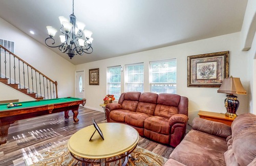 Gordonville House | Private Gated Home on 5 Acres near Lake Texoma - Dog-Friendly Yard & Firepit