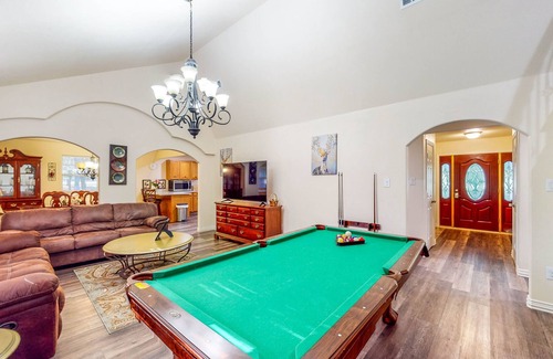 Gordonville House | Private Gated Home on 5 Acres near Lake Texoma - Dog-Friendly Yard & Firepit