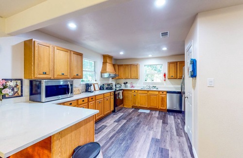 Gordonville House | Pet-Friendly Retreat with Firepit Near Lake Texoma