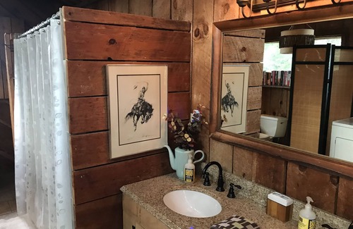 Primrose Cabin | Private Gated Retreat with Fire-Pit & Pet-Friendly Perks