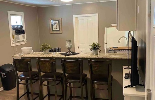 Downtown Riverside House | Ideal Retreat for Business or Leisure with Fast WiFi & Garden