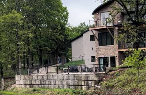 Joplin House | Tranquil Modern Mountain Retreat with Stunning Water Views