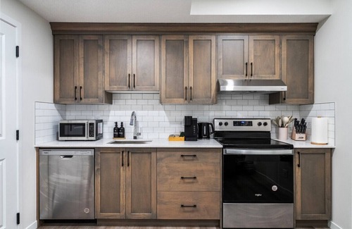 Calgary House | Private Getaway » Sleep 4 » Full Kitchen » Parking